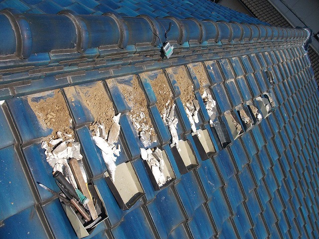 棟の中から漆喰と土が出てくる